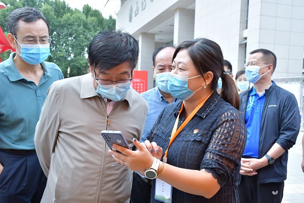 校长吴普特听取beat365官网迎新图片直播情况汇报.jpg