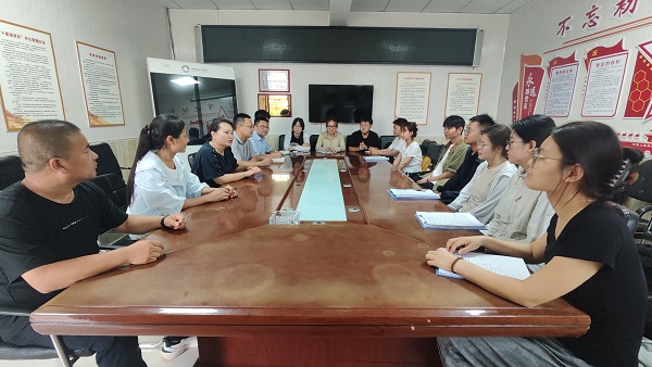 学院领导与调研师生座谈.jpg