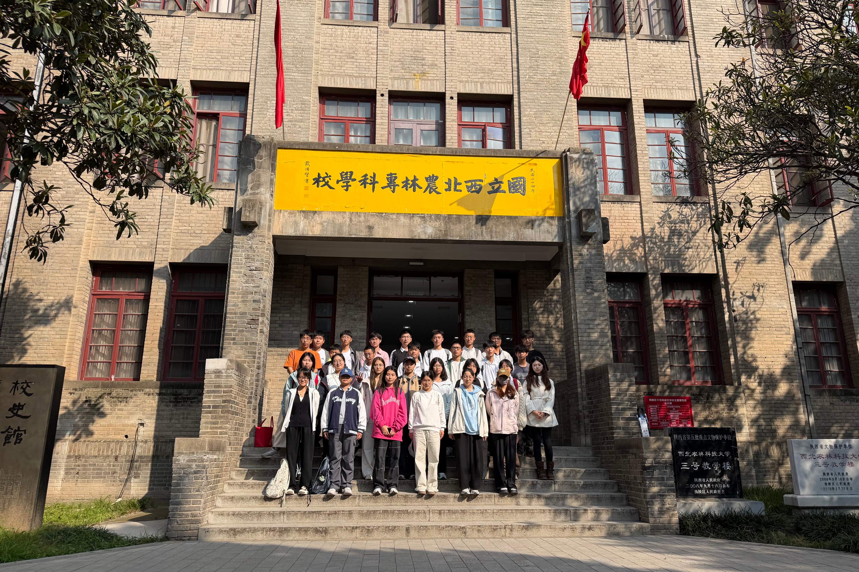参观校史馆.jpg